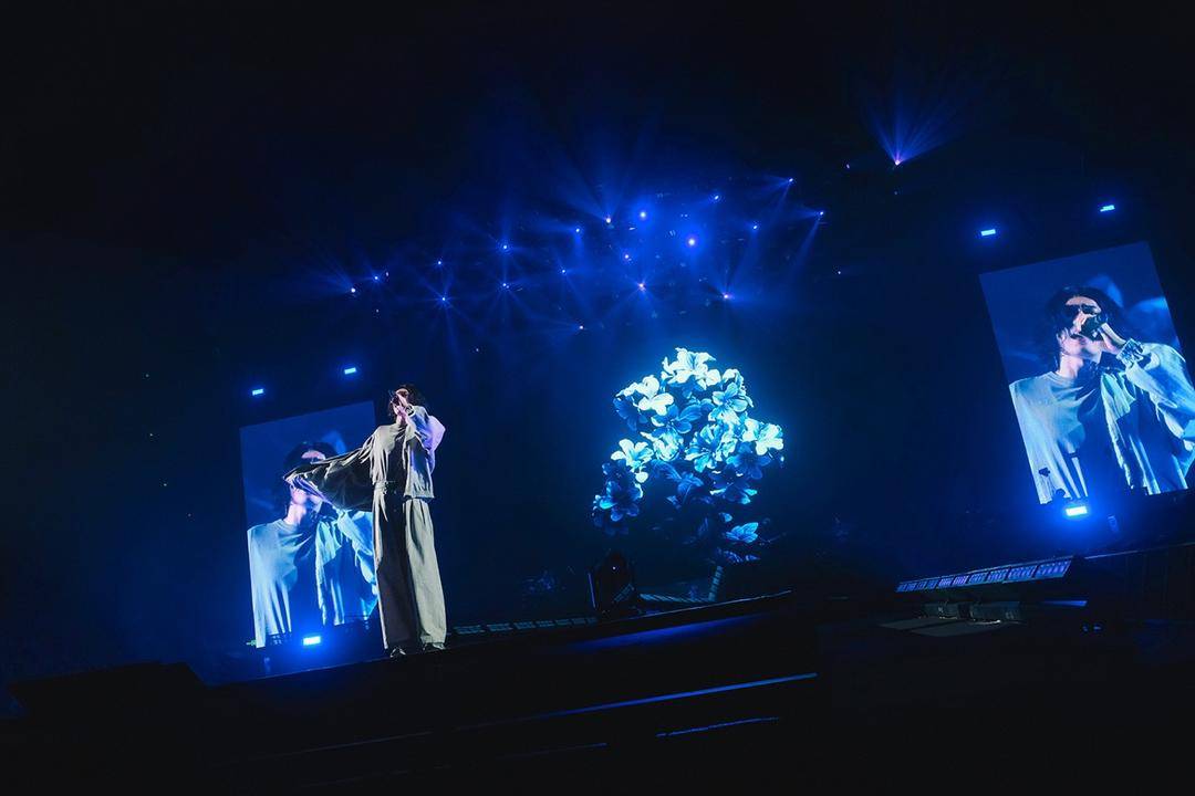 “米津玄师上海站演唱会圆满落幕,正式开启全球巡演之路”