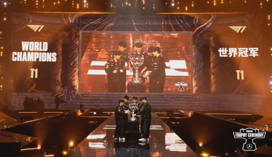 《英雄联盟》S15 世界赛：T1 缔造历史三连冠